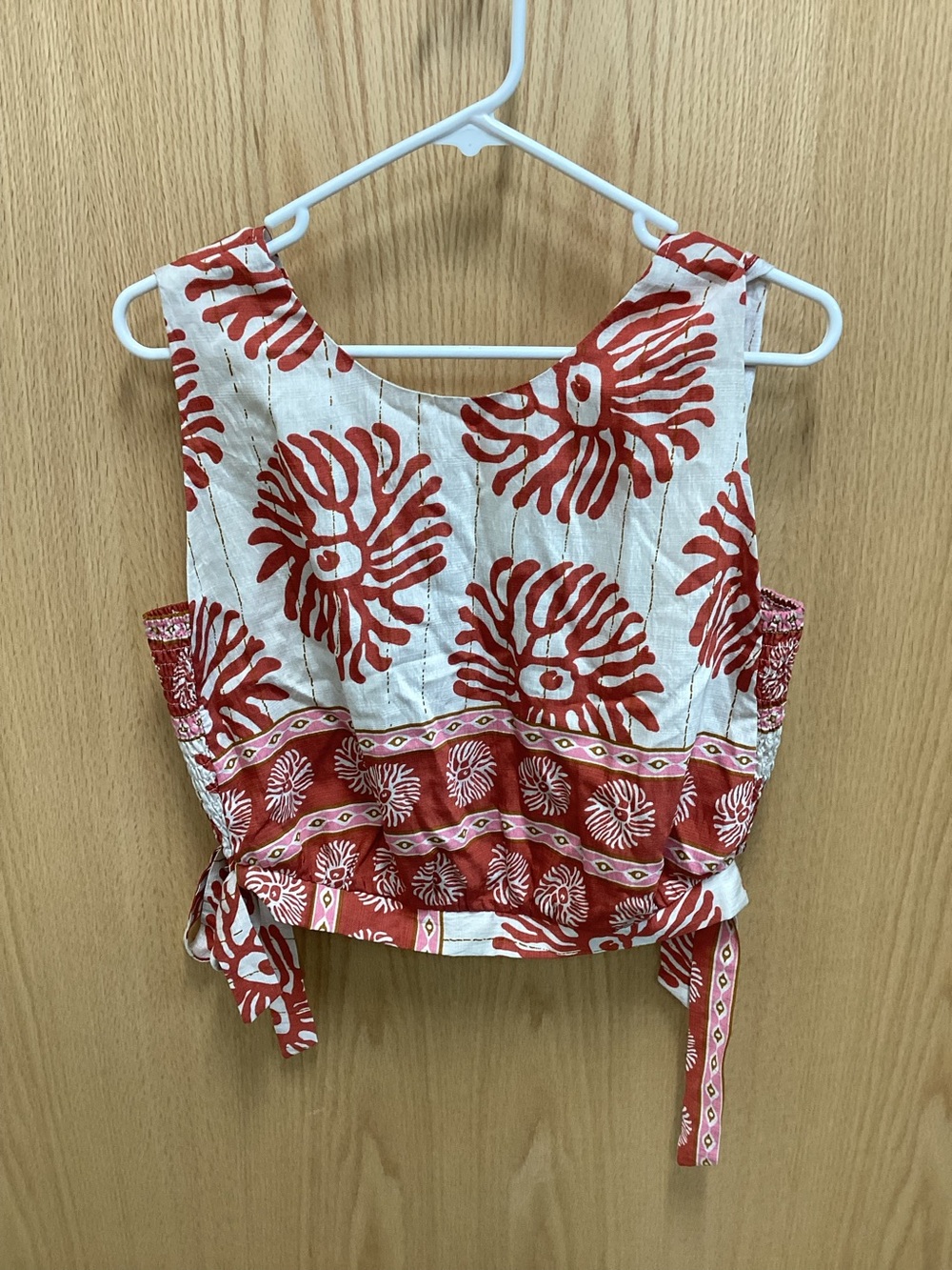 Sleeveless Floral Print Tie-Side Crop Top
